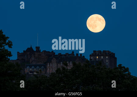 Edinburgh, Scotland, UK. 20th June, 2016. Strawberry Moon - the full moon rises over Edinburgh Castle during the Summer Solstice 2016 - the first time since 1967 Credit:  TOM DUFFIN/Alamy Live News Stock Photo