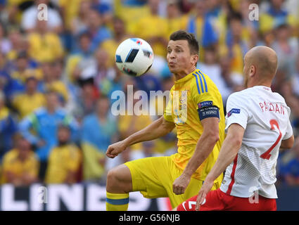 Marseille, France. 21st June, 2016. Ukraine's Ruslan Rotan (L) and Poland's Michal Pazdan challenge for the ball during the UEFA Euro 2016 Group C preliminary round soccer match between Ukraine and Poland at the Stade Velodrome stadium in Marseille, France, 21 June 2016. Photo: Federico Gambarini/dpa/Alamy Live News Stock Photo