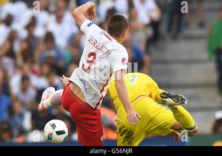 Marseille, France. 21st June, 2016. Ukraine's Andriy Yarmolenko (R) and Poland's Artur Jedrzejczyk challenge for the ball during the UEFA Euro 2016 Group C preliminary round soccer match between Ukraine and Poland at the Stade Velodrome stadium in Marseille, France, 21 June 2016. Photo: Federico Gambarini/dpa/Alamy Live News Stock Photo