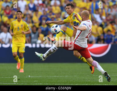 Marseille, France. 21st June, 2016. Ukraine's Ruslan Rotan (C) and Poland's Michal Pazdan challenge for the ball during the UEFA Euro 2016 Group C preliminary round soccer match between Ukraine and Poland at the Stade Velodrome stadium in Marseille, France, 21 June 2016. Photo: Federico Gambarini/dpa/Alamy Live News Stock Photo
