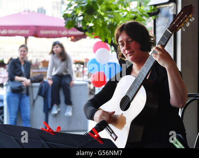 Berlin, Germany. 21st June, 2016. The 'Tango Element Project' performs as part of the Fete de la Musique festival in front of the restaurant Ganymed in Berlin, Germany, 21 June 2016. Musicians play music for free at different locations in the city. The idea comes from France and is celebrated in Berlin annualy since 1995. PHOTO: JENS KALAENE/dpa/Alamy Live News Stock Photo