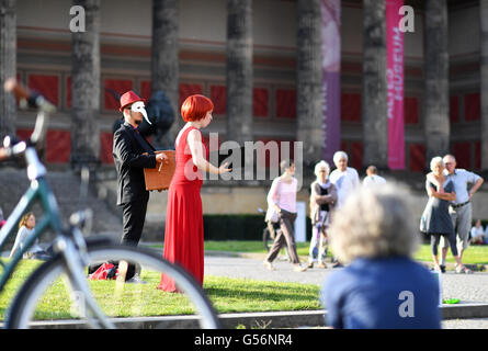 Berlin, Germany. 21st June, 2016. Soprano Claudia Roick singing during the Fete de la Musique festival at Lustgarten in Berlin, Germany, 21 June 2016. Musicians play music for free at different locations in the city. The idea comes from France and is celebrated in Berlin annualy since 1995. PHOTO: JENS KALAENE/dpa/Alamy Live News Stock Photo