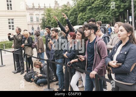 Berlin, Berlin, Germany. 21st June, 2016. Spectators react to the tigers in the cage. The political art group 'Center for Political Beauty' (Zentrum fÃ¼r Politische SchÃ¶nheit, ZPS) sets up Roman-style arena for refugees to be devoured by tigers in outside the Maxim Gorki theater in Berlin. © Jan Scheunert/ZUMA Wire/Alamy Live News Stock Photo