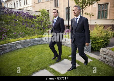 Norway's Prime Minister Jens Stoltenberg and British Prime Minister David Cameron answer questions during press briefing in the garden of the Norwegian Prime Minister's residence in Oslo, Norway. Stock Photo