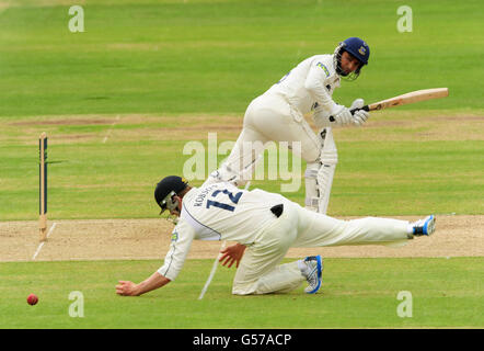 Cricket - LV= County Championship - Division One - Middlesex v Sussex - Day One - Lord's. Sussex's Naved Arif flicks the ball past Middlesex's Sam Robson Stock Photo