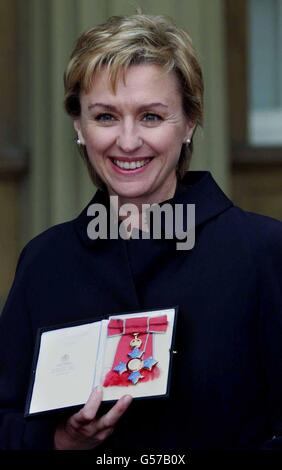 British magazine editor Tina Brown after she received her CBE from British Queen Elizabeth II at Buckingham Palace in London. New York-based Tina is also celebrating her 47th birthday. *... Tina Brown, who is married to the former Sunday Times editor, has edited Vanity Fair, The New Yorker and now Talk magazine. Stock Photo