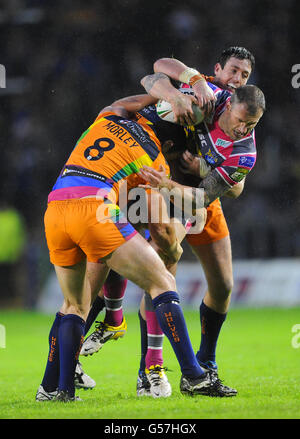 Rugby League - Stobart Super League - Warrington Wolves v Leeds Rhinos - Halliwell Jones Stadium. Warrington Wolves' Adrian Morley and Trent Waterhouse tackle Leeds Rhinos' Jamie Peacock Stock Photo