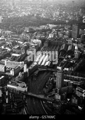 An aerial view of Victoria Station, in London, in 1982. 02/01/01: Two Connex trains almost collided at Victoria Station - the 23:10 service from Victoria to Horsham, leaving platform 19 (far left) was 50 yards short of hitting the 23:24 service. * ...from Victoria to East Grinstead. A signalman operating from a signalbox just outside the station saw that the two trains were converging on each other and cut the power to both trains. Stock Photo