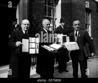 MALCOLM MUGGERIDGE 1956: Mr Malcolm Muggeridge (c), Editor of 'Punch' and representative of The Polish Daily, with the memorandum which they handed in at 10 Downing Street to demonstrate on behalf of exiled Poles against the visit of Soviet leaders Marshal Bulganin and Mr Kruschev. Stock Photo