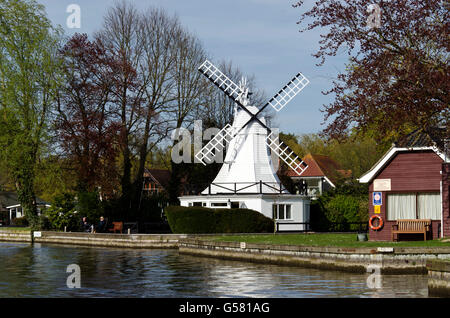 Windmill-shaped riverside holiday home at Horning on the River Bure in ...