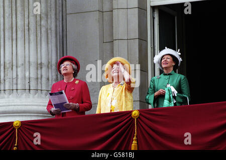 VE DAY 1995: (l-r) The Queen, The Queen Mother and Princess Margaret watch a procession of vintage planes fly over Buckingham Palace. Stock Photo