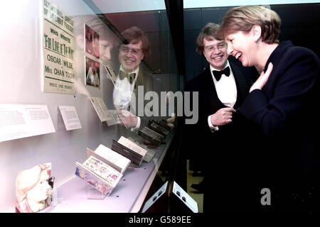 The Republic of Ireland President Mary McAleese, is shown round 'Oscar Wilde, a life in six acts' an exhibition by Wilde's grandson, Merlin Holland, at the new British Library. It is the centenary anniversary of the Irish playwright and wit Oscar Wilde. * who died in Paris on 30th November1900. Stock Photo