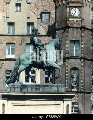 Nur in Bezug auf sein Rathaus ist Düsseldorf nicht modern. Der altertümliche Bau stammt aus dem 16. Jahrhundert und genügt schon lange nicht mehr den wirklichen Bedürfnissen. Abgesehen davon, ist es ein sehr schöner charaktervoller Bau. Davor reitet gravitätisch der berühmteste der alten Kurfürsten Johann Wilhelm II (Jan Wellem) auf dem herrlichen Rosse, von Grupellos Meierhand geschaffen in Ewigkeit daher. Das ist eines der schönsten Reiterdenkmäler, die wir kennen, eine besondere Zierde der an Kunstwerken so reichen Stadt. Jan Wellem war ein sehr volkstümlicher Herrscher. Er hat es mit seine Stock Photo
