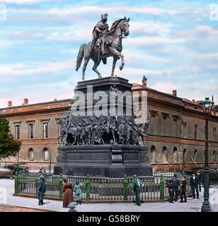 Das Denkmal für König Friedrich II. in Berlin. Germany, Prussia, monarchy, king, royalty, nobility, 1900s, 20th century, archive, Carl Simon, history, historical, hand coloured glass slide, German, Prussian, memorial, statue, horse, riding, king Stock Photo