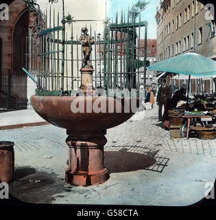 Der Gänsemännchen-Brunnen auf dem Obstmarkt in Nürnberg. Nuremberg, Franconia, Bavaria, history, historical, water well, fountain of Gänsemännchen, Carl Simon, hand coloured glass slide Stock Photo