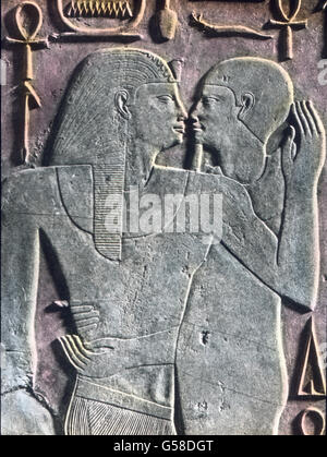 Ein geradezu klassisches Beispiel aus jener Zeit ist dieser Teil eines Pfeilers, der sich auch im Museum zu Kairo befindet. Die Flach-Plastik stellt den Gott Ptah mit dem Pharao Senwosret dar, dem 1950 v. Chr. regiert hat. Die alten Ögypter hatten eine große Mannigfaltigkeit von Göttern, da sie die besonderen Lokalgottheiten in die allgemeine Verehrung mit aufnahmen. In der Hauptsache ist der Kult, wie leicht aus der Lage zu verstehen, Sonnendienst. Der Sonnengott kehrt unter den mannigfaltigsten Namen und Gestalten wieder: als Re in On (Heliopolis), als Horus in Edfu, als Aton in El Amarna. D Stock Photo