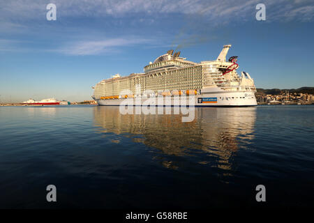 Cruise ship 'Harmony of the Seas' (362 mtrs, 6410 passengers, 2100 crew, entered service in 2016) - Palma de Mallorca. Stock Photo