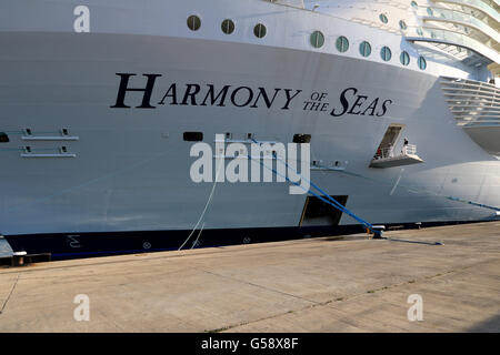 Cruise ship 'Harmony of the Seas' (362 mtrs, 6410 passengers, 2100 crew, entered service in 2016) - Royal Caribbean Stock Photo