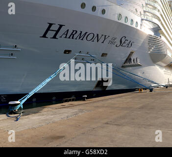 Cruise ship 'Harmony of the Seas' (362 mtrs, 6410 passengers, 2100 crew, entered service in 2016) - Royal Caribbean Stock Photo