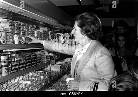 MRS THATCHER SHOPPING : 1979 (NEG. NO. 190217-2) Stock Photo