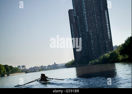 A female crew takes a boat out on a morning session on the Harlem River in New York, USA, 5 June 2005. Stock Photo