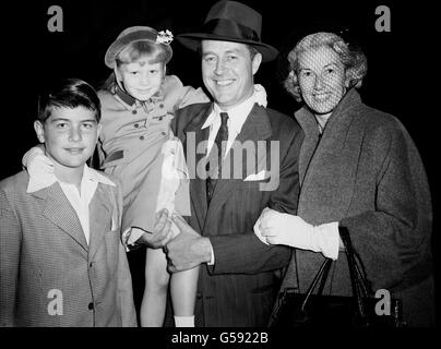 RAY MILLAND, with wife Muriel Stock Photo - Alamy