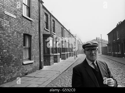 Alf Kirvin, aged 74, who lives in Archie Street, Salford in Lancashire. The street inspired the setting of television soap opera Coronation Street, which designers reproduced for the TV studios. Stock Photo