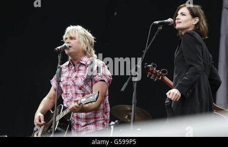 Mike Peters of Big Country performs with Elizabeth McGovern (right) on the Main Stage at the Isle of Wight Festival. Stock Photo