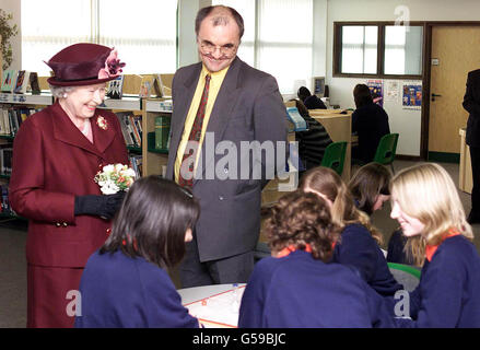 The Queen with Head of English Gareth Calway, meets children at the new Special Educational Needs Unit and Learning Resource Centre at Smithdon High School in Hunstanton, Norfolk. Stock Photo