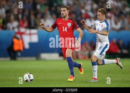 England's Jordan Henderson (left) and Slovakia's Ondrej Duda battle for the ball during the UEFA Euro 2016, Group B match at the Stade Geoffroy Guichard, Saint-Etienne. Stock Photo