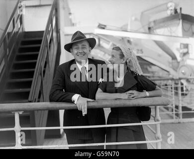 Actress Beatrice Lillie (Lady Peel) and actor Alec Guinness on their arrival at Southampton from New York on board the Cunard liner 'Queen Elizabeth'. Stock Photo