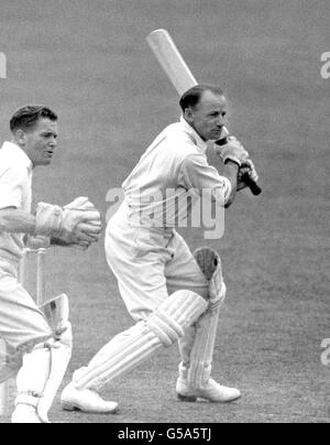 AUSTRALIAN CRICKETER DONALD BRADMAN IN ACTION BATTING AGAINST WORCESTER IN AN INNINGS OF 107. * 25/02/01 Sir Donald Bradman in action batting against Worcester. The great Australian Test batsman has died, aged 92 today 25.2.01. Stock Photo