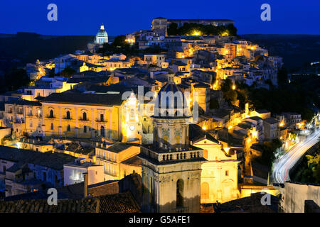 View of Ragusa Ibla (lower town) from Ragusa Superiore (upper town) with Chiesa di Santa Maria dell'Itria in foreground - Ragusa, Sicily, Italy Stock Photo