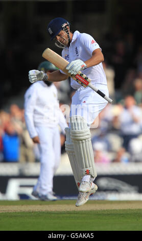 Cricket - 2012 Investec Test Series - First Test - England v South Africa - Day One - The Kia Oval. England's Alastair cook celebrates scoring a century Stock Photo