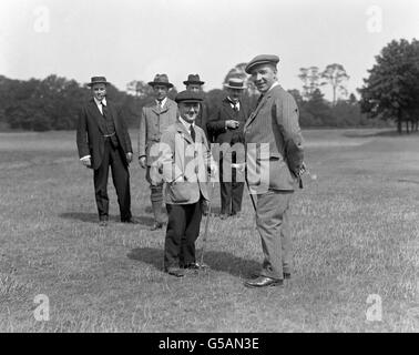 Harry Lauder and Little Tich at a golf match for the Salmon Tin Stakes. Stock Photo