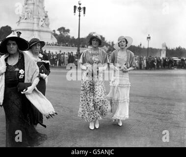 The Royal Garden Party at Buckingham Palace, London. Two fashionable female guests arriving at the gates in the summer of 1932. Stock Photo