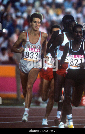 American distance runner Pat Porter (No.933) in action during the 10,000 metres first heat in Los Angeles. Stock Photo