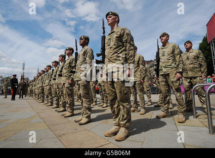 Soldiers from 1st Battalion The Yorkshire Regiment on parade after marching through the streets of Bradford, West Yorkshire, following a successful tour of Afghanistan. Stock Photo