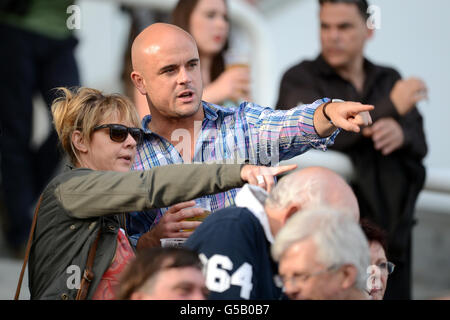 Horse Racing - Epsom Live! with Frankie Valli and The Four Seasons - Epsom Racecourse. Racegoers soak up the atmosphere at Epsom Racecourse Stock Photo