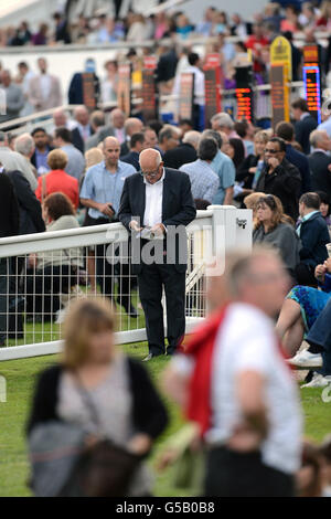 Horse Racing - Epsom Live! with Frankie Valli and The Four Seasons - Epsom Racecourse. Racegoers soak up the atmosphere at Epsom Racecourse Stock Photo