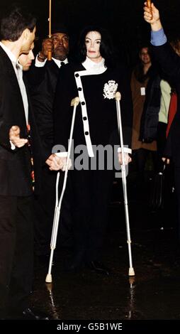 American pop star Michael Jackson arriving to address the Oxford Union. * 8/3/2001: The star had earlier enjoyed a fish supper at The Seashell fish and chip restaurant in Lisson Grove, north-west London. But on his return to his hotel, Jackson stumbled, forcing him to cancel seeing his $close friend Macaulay Culkin perform in the play Madame Melville at the Vaudeville Theatre. Stock Photo