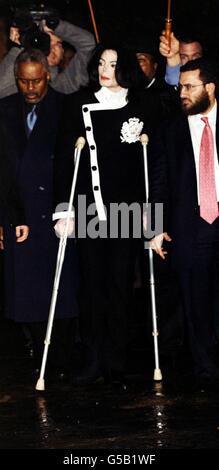 American pop star Michael Jackson (centre) and his co-speaker Rabbi Shmuley Boteach (right) arriving to address the Oxford Union. Stock Photo