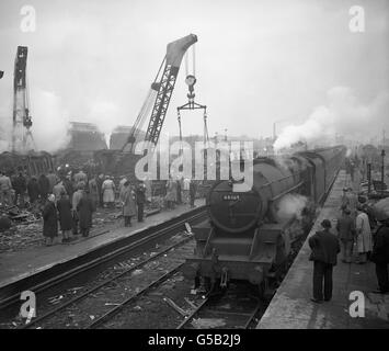 HARROW AND WEALDSTONE TRAIN CRASH : 1952 Stock Photo