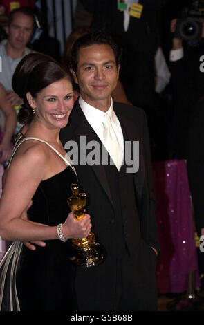 Actress Julia Roberts with boyfriend Benjamin Bratt at the Vanity Fair Post Oscars Party, held at Morton's in Los Angeles, USA. Julia is wearing a black and white velvet gown designed by Valentino. Stock Photo
