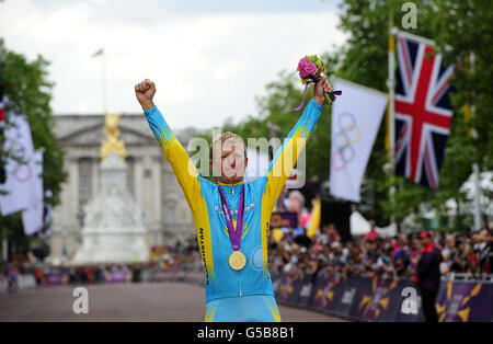 London Olympic Games - Day 1. Kazakhstan's Alexandr Vinolurov celebrates winning Gold following the Men's Road Race in the Mall, London. Stock Photo