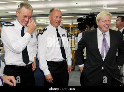 Mayor of London Boris Johnson (right) with Metropolitan Police Commissioner Bernard Hogan-Howe (left) and Commander Robert Broadhurst during a visit to a police specialist operations room for the 2012 London Olympic games. Stock Photo