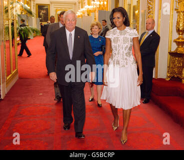 US First Lady Michelle Obama and US Ambassador Louis Susman attending a reception at Buckingham Palace, London, to welcome Heads of State and Heads of Government to the UK before they travel to the Olympic Stadium for the Opening Ceremony of the London 2012 Olympic Games. Stock Photo