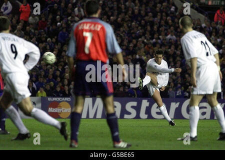 Leeds United's Ian Harte (2nd right) scores a goal against Deportivo La Coruna, during their UEFA Champions League Quarter Final first leg football match at Elland Road, in Leeds. Stock Photo