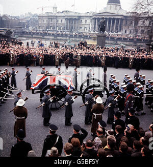 CHURCHILL FUNERAL 1965: A close-up of the gun carriage carrying the coffin of Sir Winston Churchill crossing Trafalgar Square, London, with the National Gallery in the background. Stock Photo