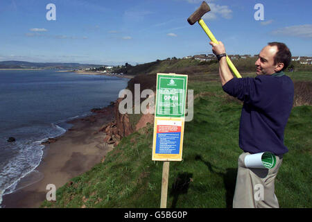 Devon County Coastal Officer Nic Butler opens the footpath at Orcombe Point in Exmouth, in time for the Easter holiday after it was closed as part of precautions due to the foot and mouth crisis. Most coastal paths will be open. * amounting to approximately 2% of the county's 3,000 miles of walkways. Stock Photo
